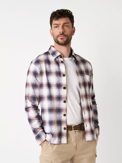 Foto de Camisa estampado cuadros tonos cálidos