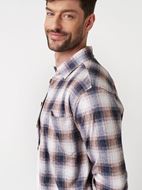 Foto de Camisa estampado cuadros tonos cálidos