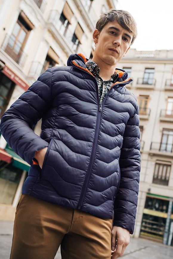 Foto de Cazadora acolchada color marino con capucha Darío Beltrán