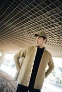 Foto de Sobrecamisa de tejido espiga cálido color ocre Darío Beltrán