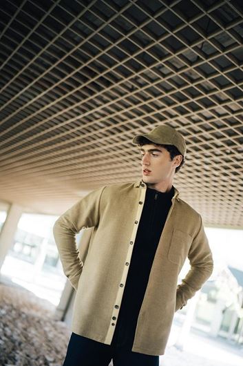 Foto de Sobrecamisa de tejido espiga cálido color ocre Darío Beltrán