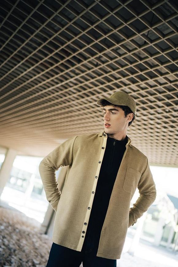 Foto de Sobrecamisa de tejido espiga cálido color ocre Darío Beltrán