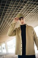 Foto de Sobrecamisa de tejido espiga cálido color ocre Darío Beltrán