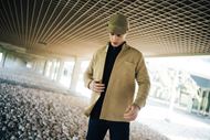 Foto de Sobrecamisa de tejido espiga cálido color ocre Darío Beltrán