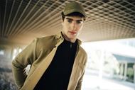 Foto de Sobrecamisa de tejido espiga cálido color ocre Darío Beltrán