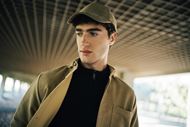 Foto de Sobrecamisa de tejido espiga cálido color ocre Darío Beltrán