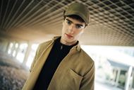 Foto de Sobrecamisa de tejido espiga cálido color ocre Darío Beltrán