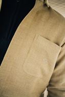 Foto de Sobrecamisa de tejido espiga cálido color ocre Darío Beltrán