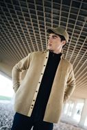 Foto de Sobrecamisa de tejido espiga cálido color ocre Darío Beltrán