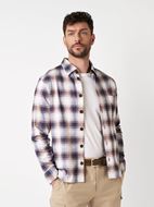 Foto de Camisa estampado cuadros tonos cálidos