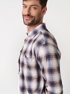 Foto de Camisa estampado cuadros tonos cálidos