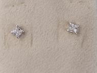 Foto de Pendientes de bebé punto de luz en oro blanco 18kt y circonitas talla brillante