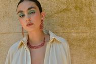Foto de Pendientes Silken Code de plata chapada en oro con circonitas rojas