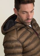 Foto de Parka acolchada marrón con capucha en tejido confortable