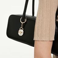 Foto de Llavero, Talla ovalada, Blanco, Baño tono oro