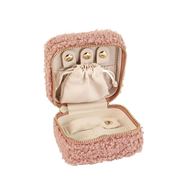 Foto de Joyero cuadrado de tejido de pelo rosa, forro de antelina beige y bolsa