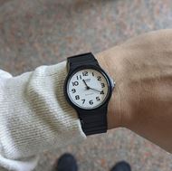 Foto de Reloj hombre negro con esfera blanca redonda