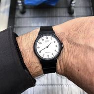 Foto de Reloj hombre negro con esfera blanca redonda
