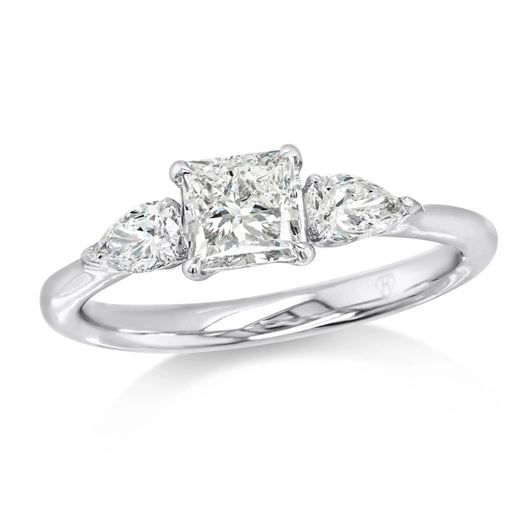 Foto de Anillo Trilogy en oro blanco 18kt, 1 diamante talla princesa 0,35ct, 2 diamantes talla pera 0,30ct, Color G-H, Pureza VS