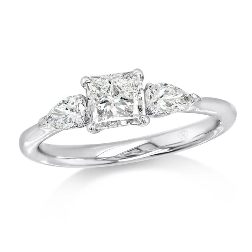 Foto de Anillo Trilogy en oro blanco 18kt, 1 diamante talla princesa 0,35ct, 2 diamantes talla pera 0,30ct, Color G-H, Pureza VS
