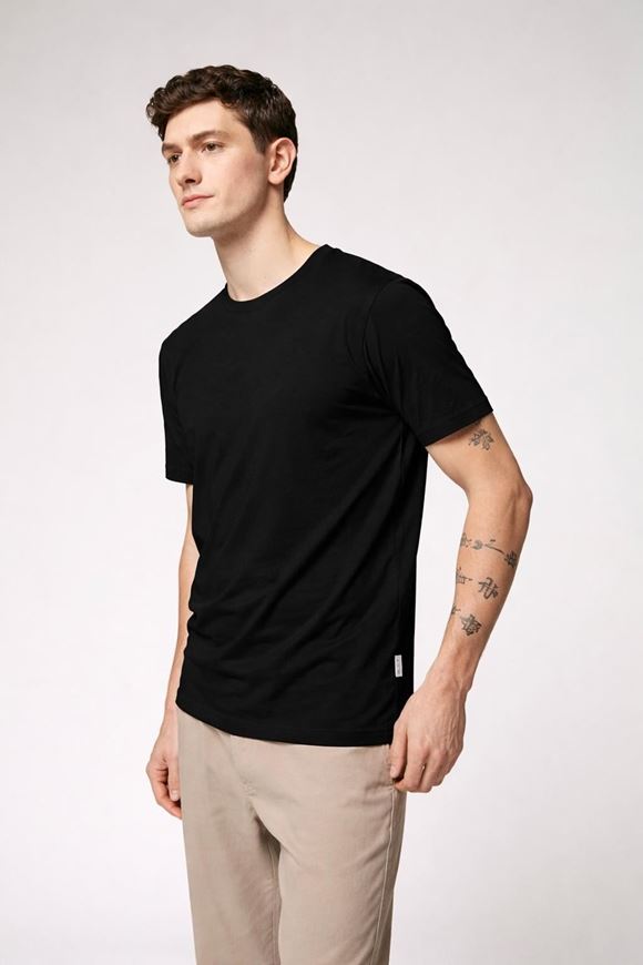 Foto de Camista extra suave negro manga corta regular fit Gianni Lupo en tejido Sorona