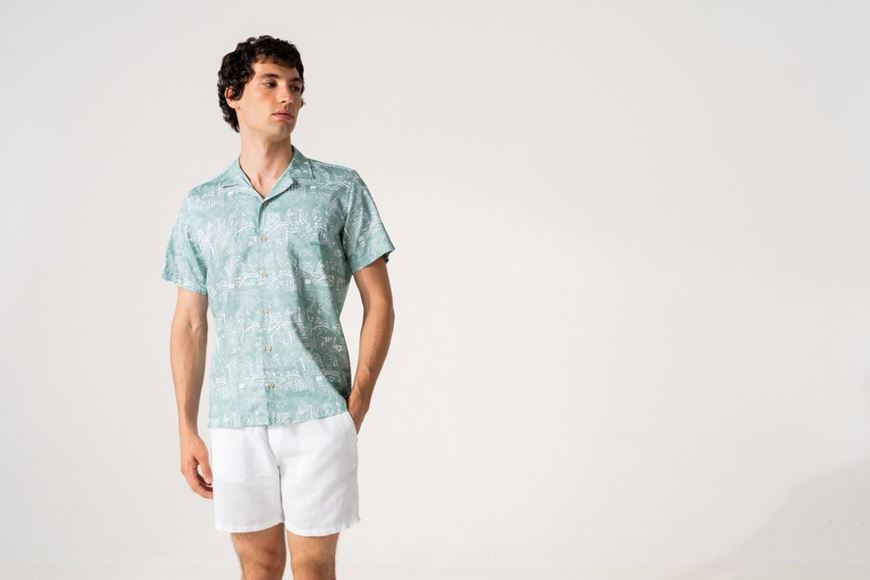 Foto de Camisa bowling verde estampado veraniego