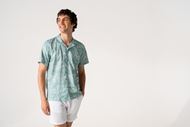 Foto de Camisa bowling verde estampado veraniego