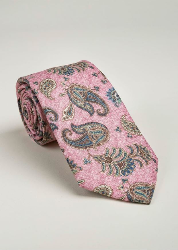 Foto de Corbata y pañuelo seda estampado paisley fondo rosa