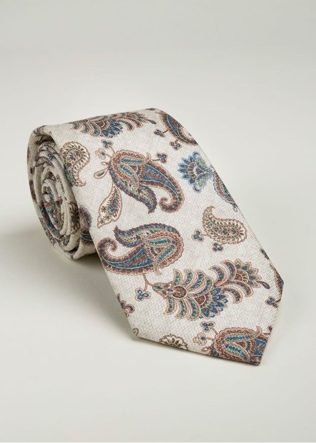 Foto de Corbata y pañuelo seda estampado paisley fondo beige 