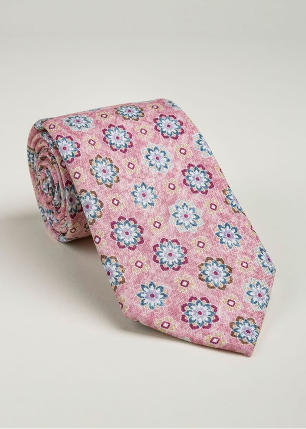 Foto de Corbata y pañuelo seda estampado floral fondo rosa