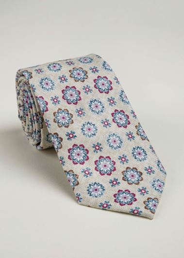 Foto de Corbata y pañuelo seda estampado floral fondo beige