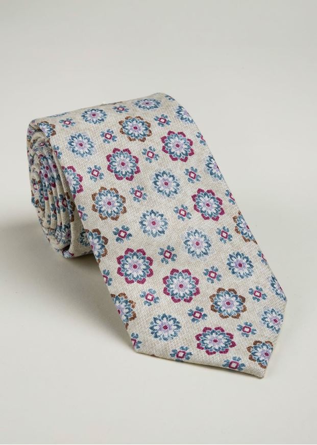 Foto de Corbata y pañuelo seda estampado floral fondo beige