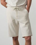 Foto de Bermuda con goma y cordón en cintura en rayas seersucker beige