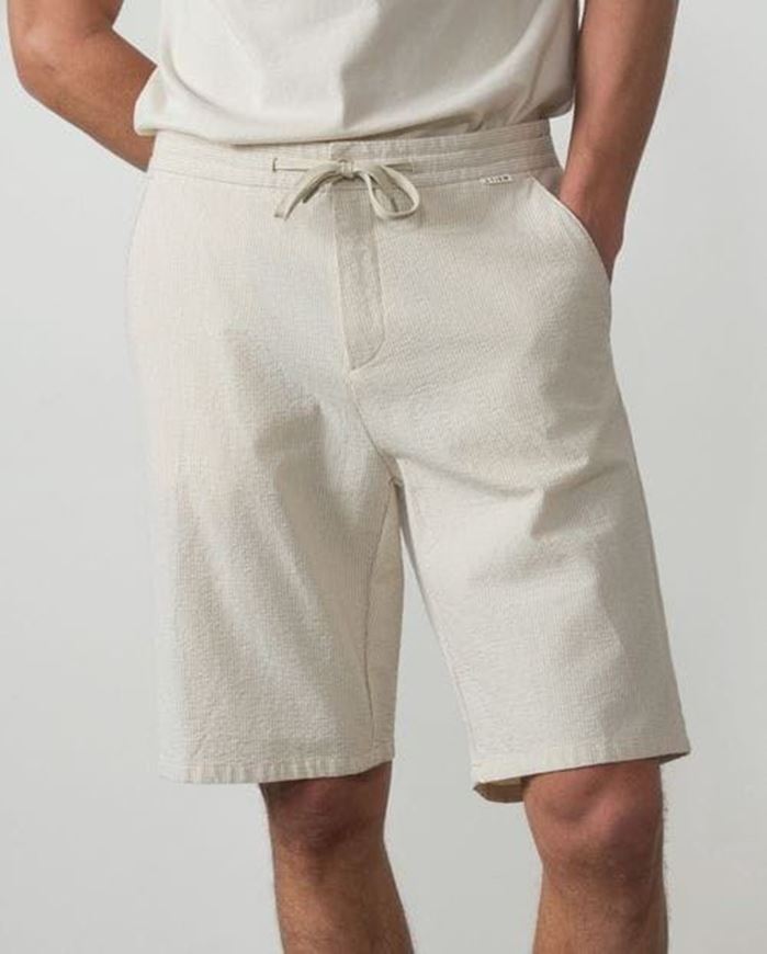 Foto de Bermuda con goma y cordón en cintura en rayas seersucker beige