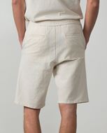 Foto de Bermuda con goma y cordón en cintura en rayas seersucker beige