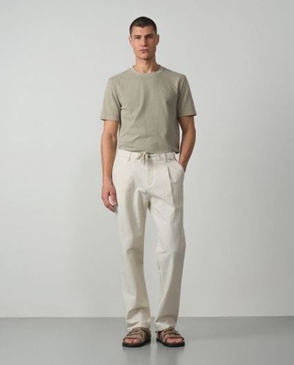 Foto de Pantalón de una pinza realizado en una raya fina de seersucker beige