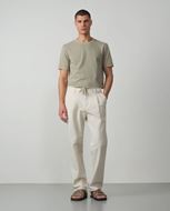 Foto de Pantalón de una pinza realizado en una raya fina de seersucker beige