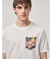Foto de Camiseta blanca bolsillo estampado