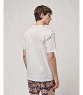 Foto de Camiseta blanca bolsillo estampado