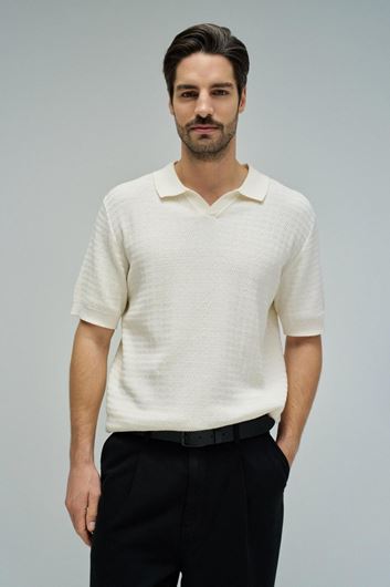 Foto de Polo manga corta cuello en V estructura zig-zag crudo