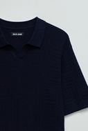 Foto de Polo manga corta cuello en V estructura zig-zag azul marino