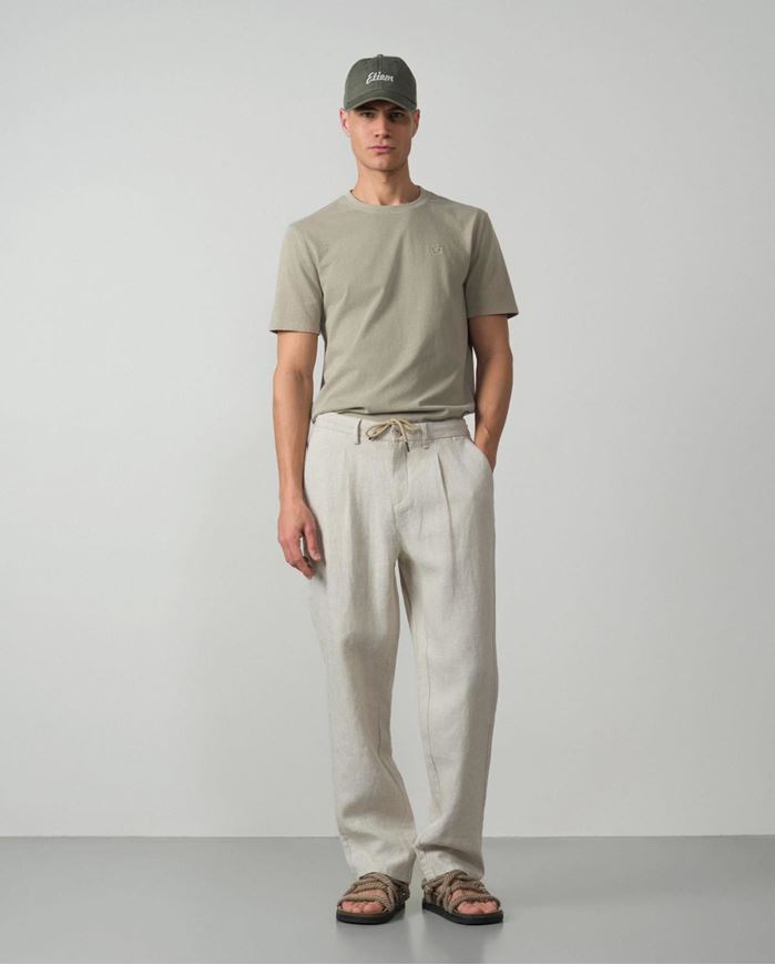 Foto de Pantalón de una pinza con cordón y goma en la cintura de lino color arena