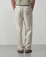 Foto de Pantalón de una pinza con cordón y goma en la cintura de lino color arena