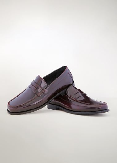 Foto de Mocasín de piel brillante en borudeos profundo