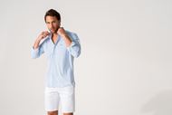 Foto de Camisa microestampado geométrico azúl y blanco