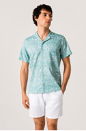 Foto de Camisa bowling verde estampado veraniego