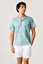 Foto de Camisa bowling verde estampado veraniego