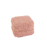 Foto de Joyero cuadrado de tejido de pelo rosa, forro de antelina beige y bolsa