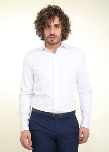 Foto de Camisa vestir blanca slim fit y tapeta con botones ocultos