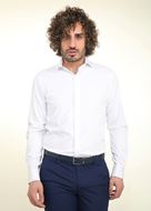 Foto de Camisa vestir blanca slim fit y tapeta con botones ocultos